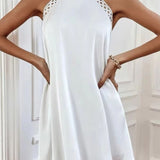 Mini robe trapèze blanc décolleté haltère