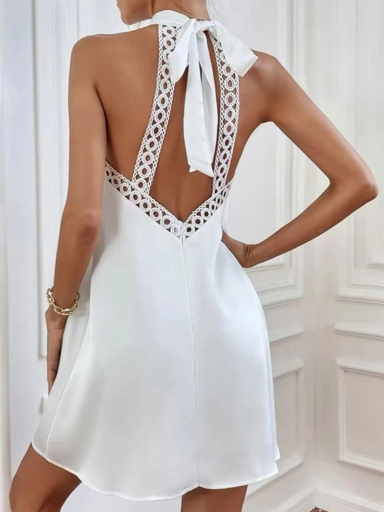 Mini robe trapèze blanc de dos nus