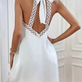 Mini robe trapèze blanc de dos nus