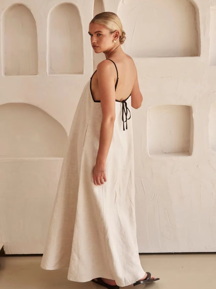 Robe trapèze minimaliste couleur beige de dos