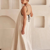 Robe trapèze minimaliste couleur beige de dos