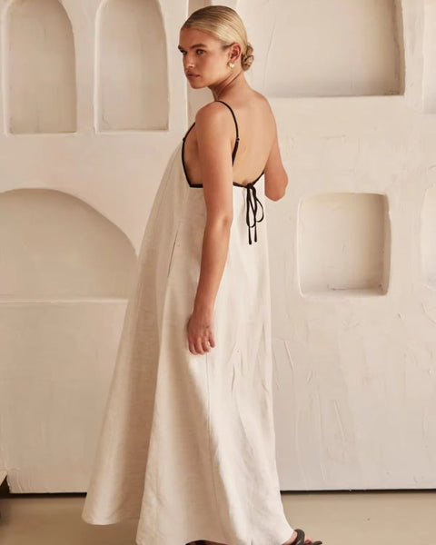 Robe trapèze minimaliste couleur beige de dos