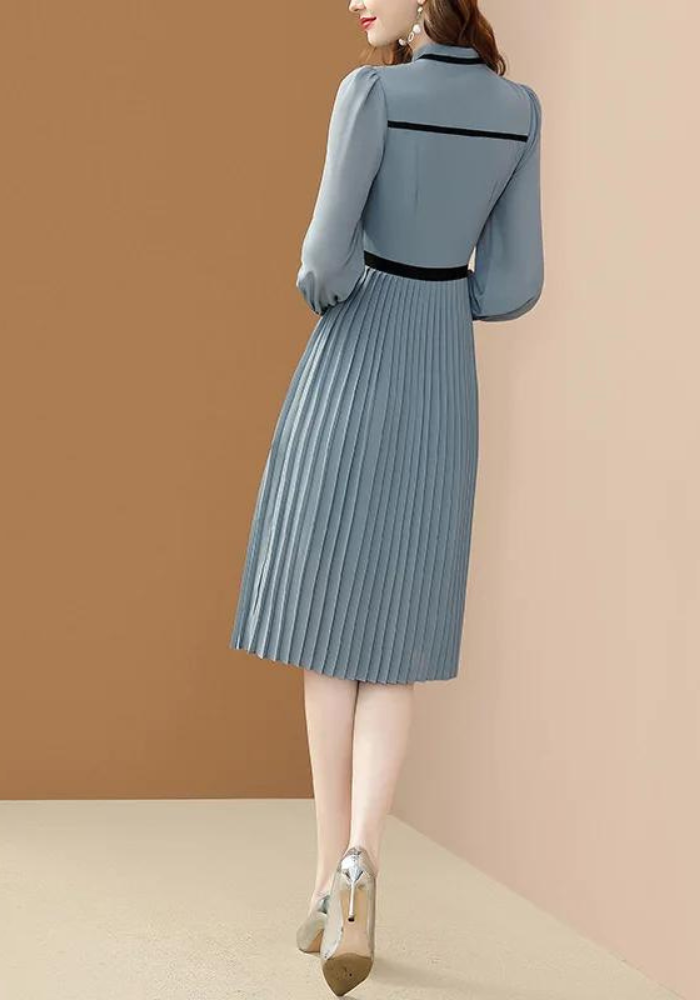 Robe trapèze plissée de dos